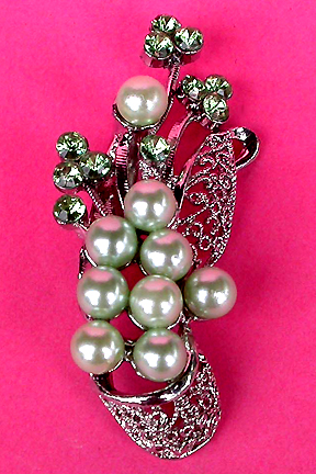 a beautiful vintage costume jewelry brooch unsigned