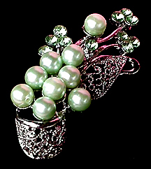a beautiful vintage costume jewelry brooch unsigned