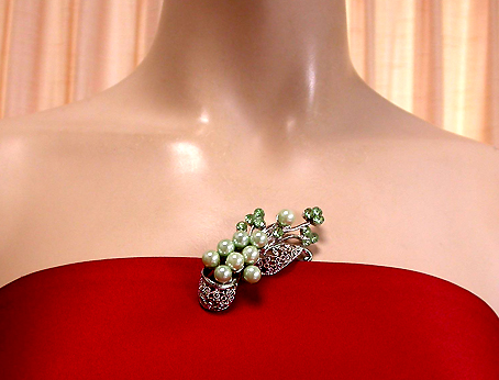 a beautiful vintage costume jewelry brooch unsigned