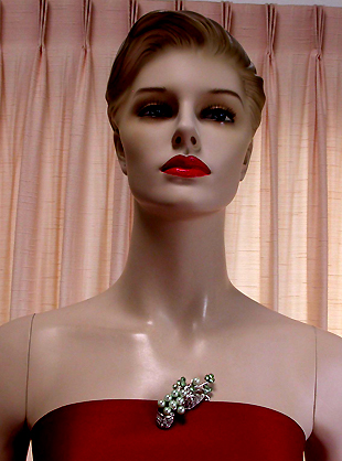 a beautiful vintage costume jewelry brooch unsigned