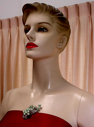 a beautiful vintage costume jewelry brooch unsigned
