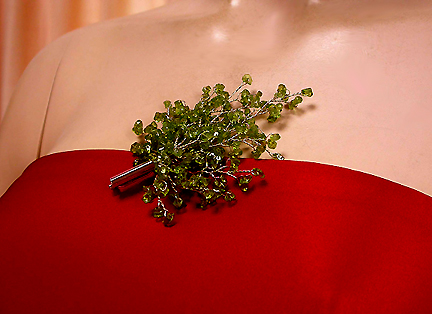 a beautiful vintage costume jewelry brooch unsigned