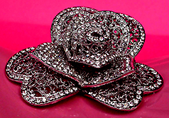 a beautiful vintage costume jewelry Brooch unsigned