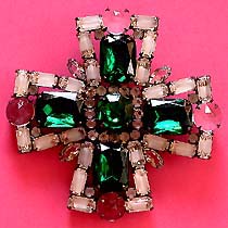 a beautiful vintage costume jewelry Brooch unsigned
