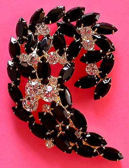 a beautiful vintage costume jewelry brooch unsigned