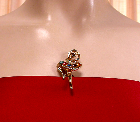 a beautiful vintage costume jewelry brooch unsigned