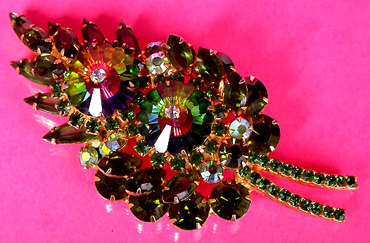 a beautiful vintage costume jewelry brooch unsigned