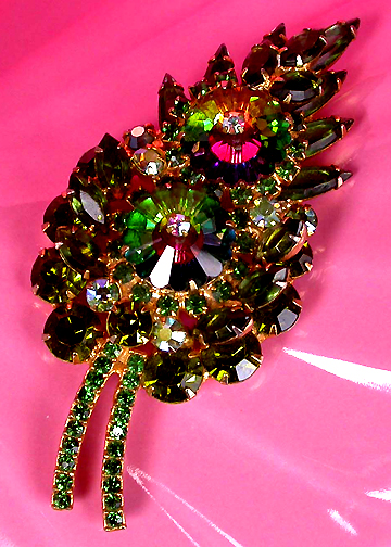 a beautiful vintage costume jewelry brooch unsigned
