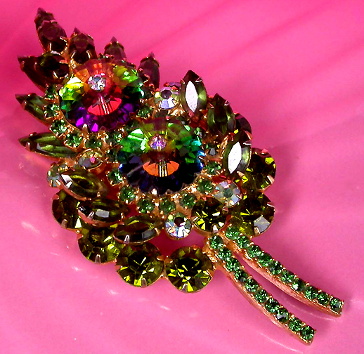a beautiful vintage costume jewelry brooch unsigned