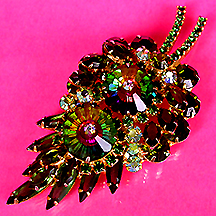a beautiful vintage costume jewelry Brooch unsigned