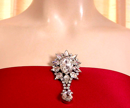 a beautiful vintage costume jewelry brooch unsigned