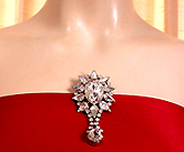 a beautiful vintage costume jewelry Brooch unsigned