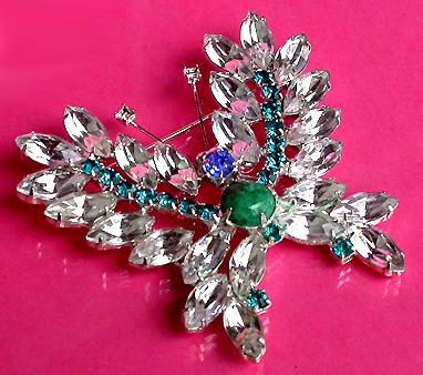 a beautiful vintage costume jewelry brooch unsigned