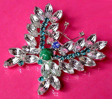 a beautiful vintage costume jewelry brooch unsigned