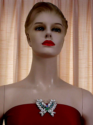a beautiful vintage costume jewelry brooch unsigned