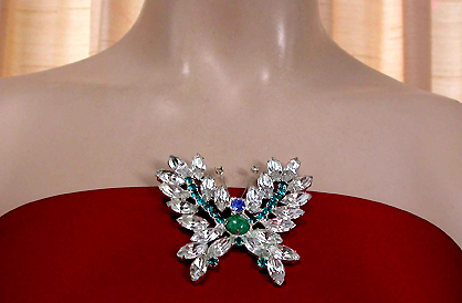 a beautiful vintage costume jewelry brooch unsigned
