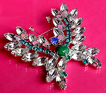 a beautiful vintage costume jewelry Brooch unsigned
