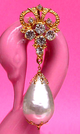 a beautiful vintage costume jewelry brooch unsigned