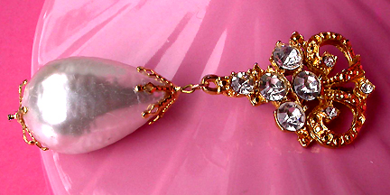 a beautiful vintage costume jewelry brooch unsigned