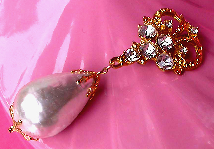 a beautiful vintage costume jewelry brooch unsigned