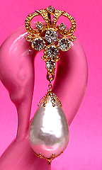 a beautiful vintage costume jewelry Brooch unsigned