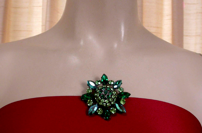 a beautiful vintage costume jewelry brooch unsigned