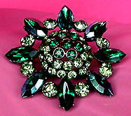a beautiful vintage costume jewelry Brooch unsigned