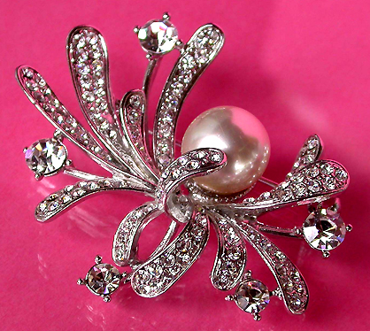 a beautiful vintage costume jewelry brooch unsigned