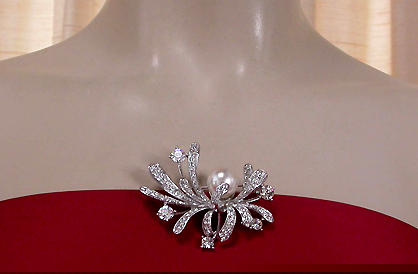 a beautiful vintage costume jewelry brooch unsigned