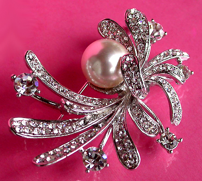 a beautiful vintage costume jewelry brooch unsigned