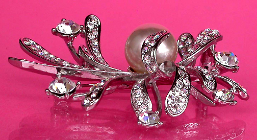 a beautiful vintage costume jewelry brooch unsigned