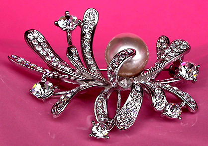 a beautiful vintage costume jewelry brooch unsigned