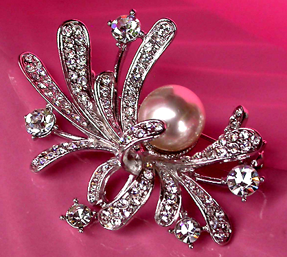 a beautiful vintage costume jewelry brooch unsigned