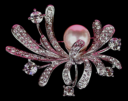 a beautiful vintage costume jewelry brooch unsigned