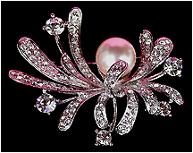 a beautiful vintage costume jewelry Brooch unsigned