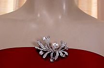 a beautiful vintage costume jewelry Brooch unsigned