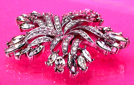 a beautiful vintage costume jewelry brooch unsigned