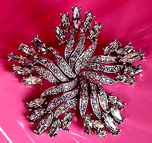 a beautiful vintage costume jewelry Brooch unsigned