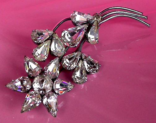 a beautiful vintage costume jewelry brooch unsigned