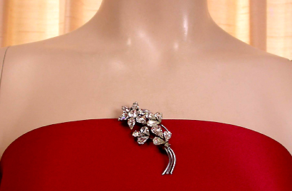 a beautiful vintage costume jewelry brooch unsigned