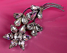 a beautiful vintage costume jewelry Brooch unsigned