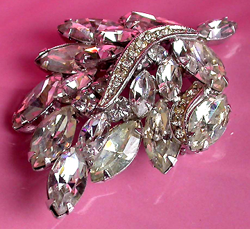 a beautiful vintage costume jewelry brooch unsigned