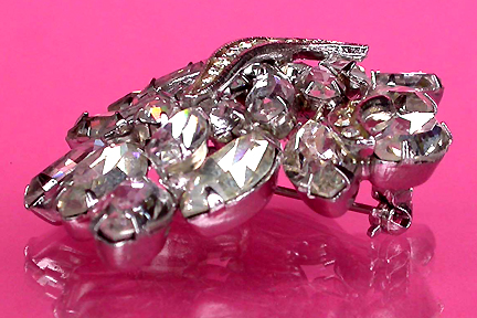 a beautiful vintage costume jewelry brooch unsigned