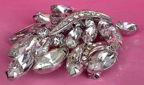 a beautiful vintage costume jewelry brooch unsigned