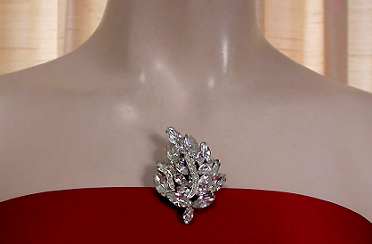 a beautiful vintage costume jewelry brooch unsigned