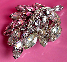 a beautiful vintage costume jewelry Brooch unsigned