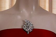 a beautiful vintage costume jewelry Brooch unsigned