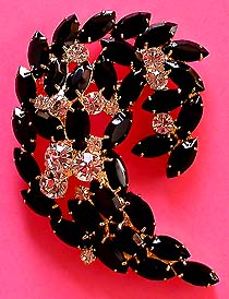 a beautiful vintage costume jewelry Brooch unsigned