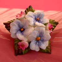 a beautiful vintage costume jewelry Brooch unsigned