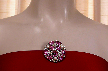 a beautiful vintage costume jewelry brooch unsigned
